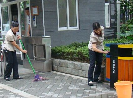小區(qū)保潔一景